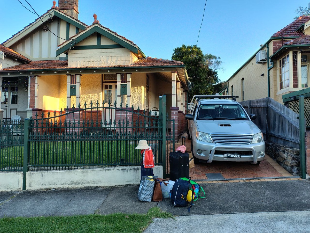 Наши чемоданы на выходе из бывшего дома. Машина хозяйская, не наша.