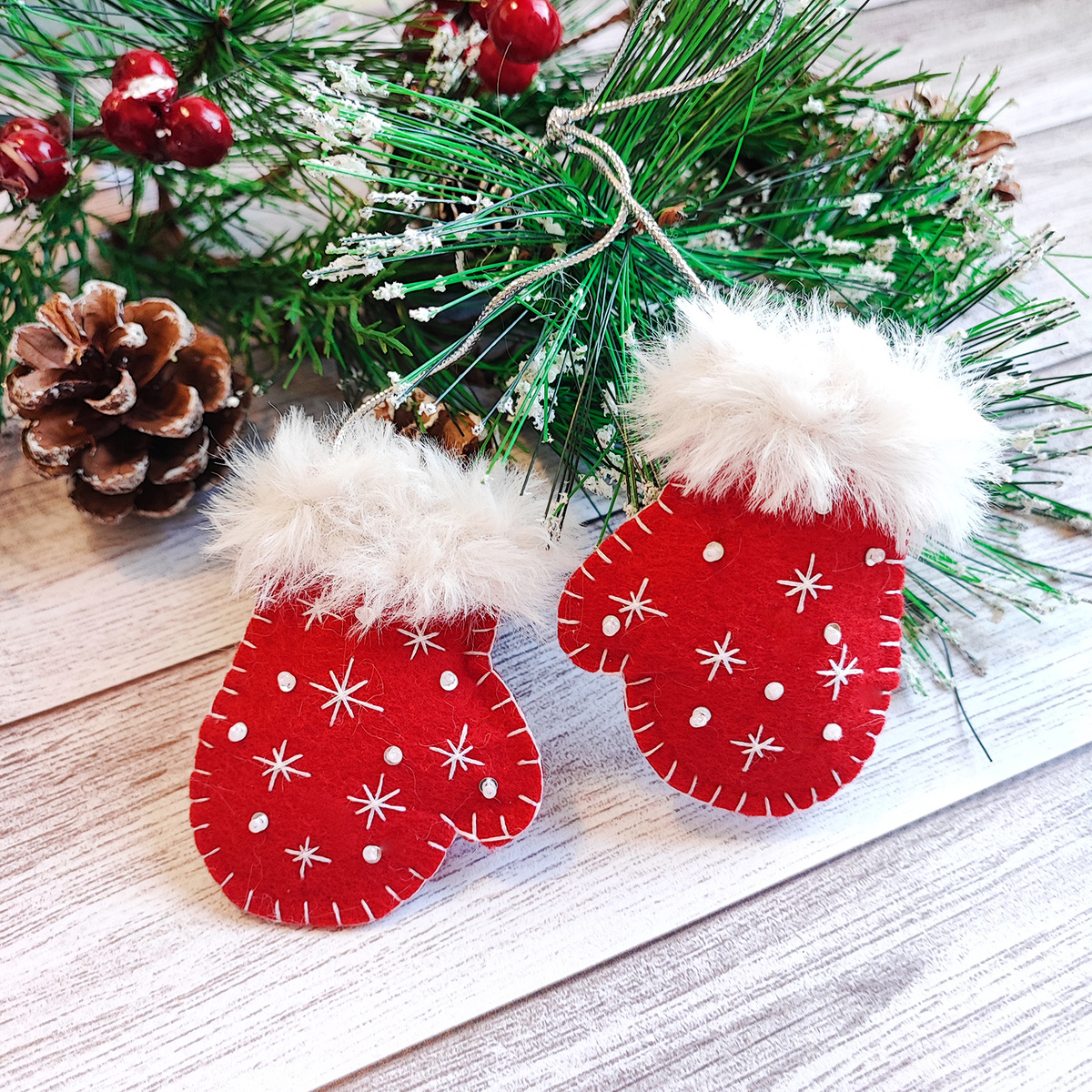 Мастер-класс: "Ёлочная игрушка. Варежки из фетра"