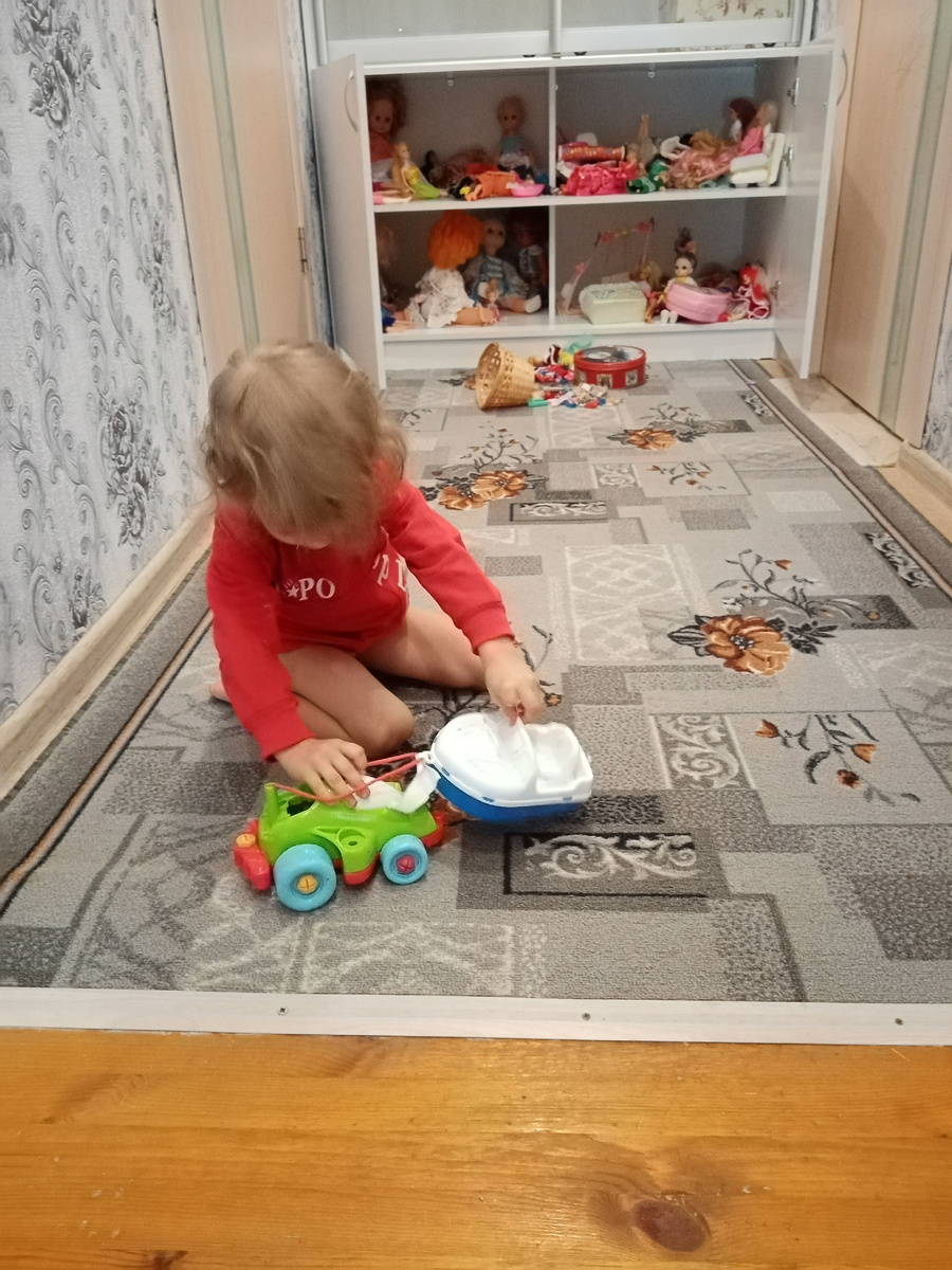 Моя дочь, которая играет в машинки 