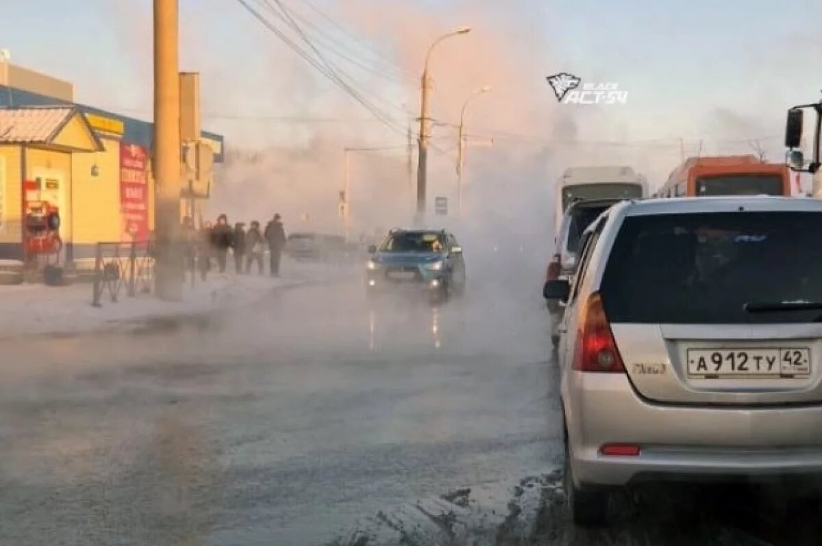    Трубу с горячей водой прорвало у перекрестка в Новосибирске