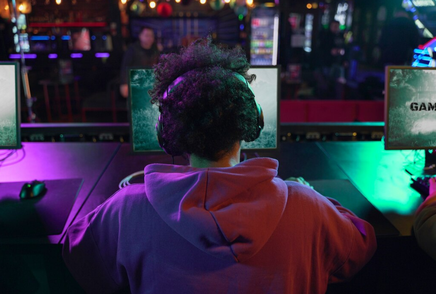 Источник изображения: https://ru.freepik.com/free-photo/back-view-man-playing-videogame_24799453.htm#fromView=search&page=1&position=2&uuid=7a473cf7-65bf-4927-94ae-ccf2d479a570