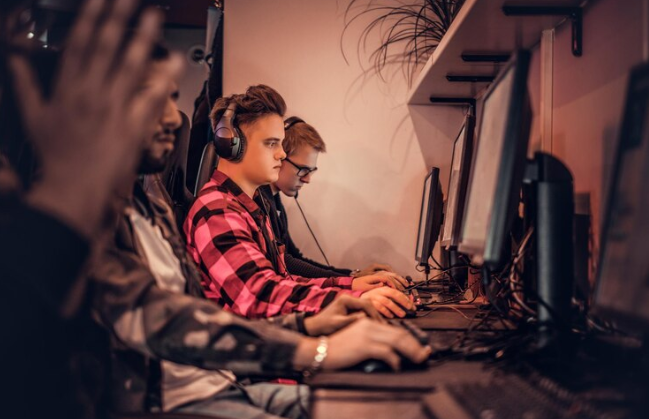 Источник изображения: https://ru.freepik.com/free-photo/team-teenage-gamers-plays-multiplayer-video-game-pc-gaming-club_27893886.htm#fromView=search&page=1&position=6&uuid=b98cff4c-6282-4757-a003-420f503a3438