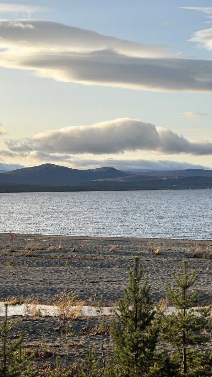 вид на поселок Риж-губа и гору Воронью