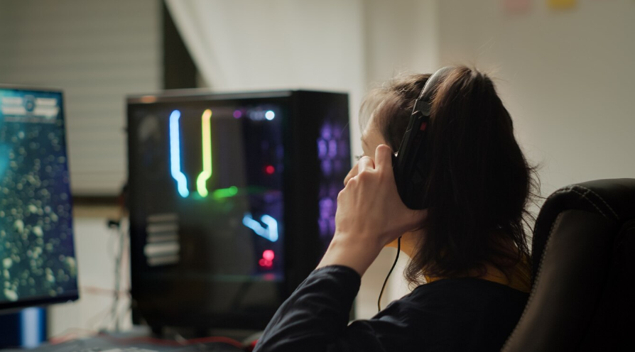 Источник изображения: https://ru.freepik.com/free-photo/professional-esport-gamer-with-headset-playing-competitive-video-games-cyber-gaming-tournament-virtual-championship-cyberspace-esports-player-performing-rgb-powerful-personal-computer_17594921.htm#fromView=search&page=1&position=15&uuid=dbeabb22-1923-4453-a733-bf50e8c9c36e