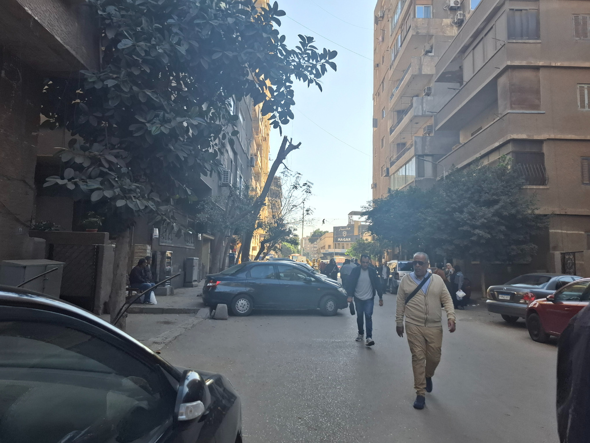 Чем ближе к метро, тем больше людей