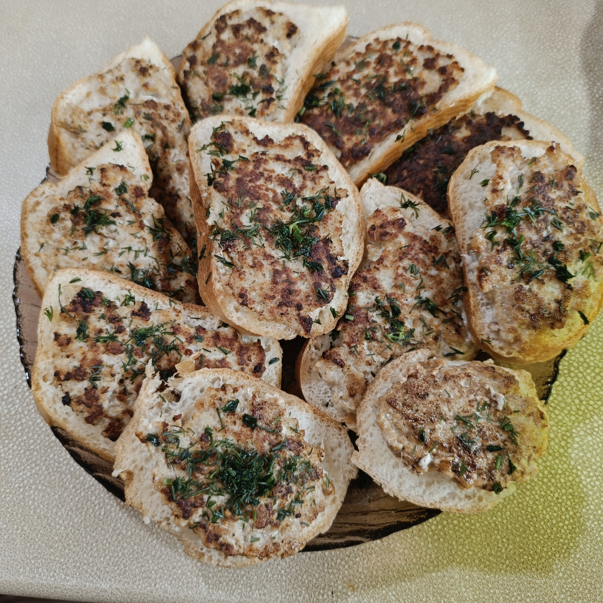 Бутербродов с фаршем вчера детям нажарила. Чтоб утром не готовить завтрак. 