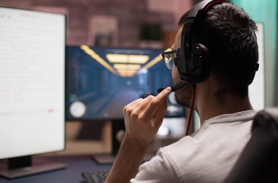 Источник изображения: https://ru.freepik.com/free-photo/man-playing-shooter-games-with-other-players-late-night-streaming-esports-competition_19212408.htm#fromView=search&page=5&position=23&uuid=dbeabb22-1923-4453-a733-bf50e8c9c36e