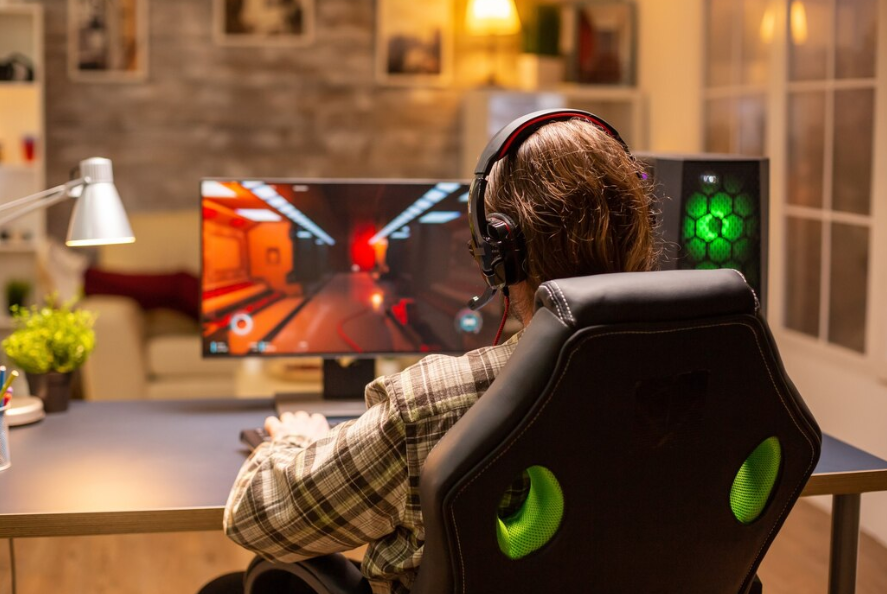 Источник изображения: https://ru.freepik.com/free-photo/back-view-gamer-male-playing-shooter-his-powerful-pc-computer-late-night-living-room_19531016.htm#fromView=search&page=2&position=2&uuid=dbeabb22-1923-4453-a733-bf50e8c9c36e