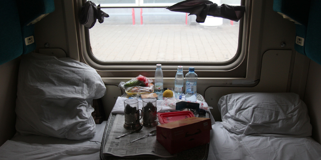 Ехала внизу – меня трижды будила соседка с верхней полки, мол «по закону можно к столу»