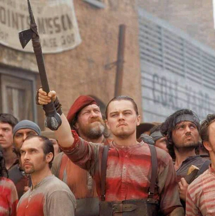 Леонардо ди Каприо с отличительными знаками Мертвых Кроликов - красными полосами на рубашке (фото pinterest.com).