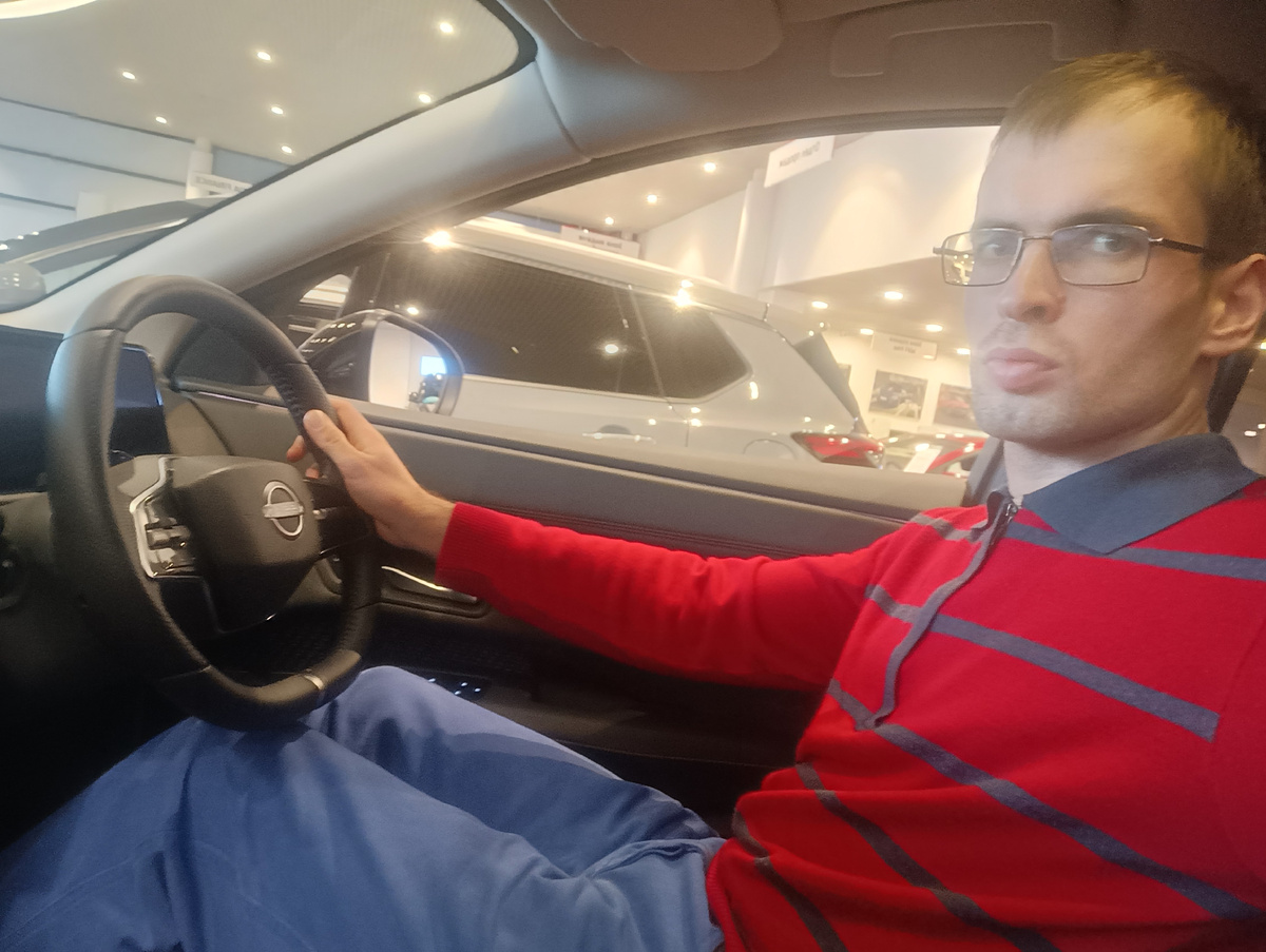 За рулём достаточно свободного пространства, а водительское кресло обладает неплохим диапазоном регулировки как в продолном направлении, так и по наклону спинки, к тому же есть и вполне осязаемый микролифт подушки сиденья 