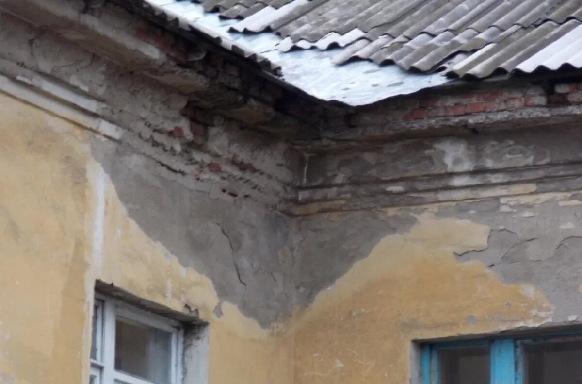    Томичка живет в аварийном доме 1902 года постройки, СК проводит проверку