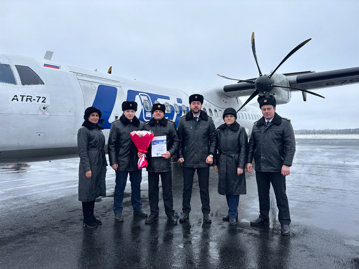 Слева направо: бортпроводник-бригадир службы бортпроводников г. Тюмени Кристина Михно, бортпроводников службы бортпроводников г.Тюмени Дмитрий Абрамов, командир воздушного судна ATR 72 авиаэскадрильи № 2 летного отряда № 12 Михаил Думин, второй пилот воздушного судна №2 авиаэскадрильи № 12 Данил Вафин, руководитель группы-страший бортпроводник-инструктор службы бортпроводников г. Тюмени Алена Буренина, командир летного отряда № 12 Олег Егунов.