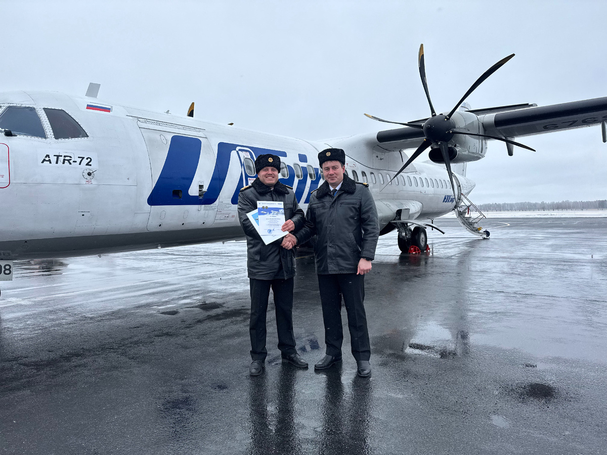 Командир летного отряда № 12 Олег Егунов вручат благодарность генерального директора ПАО «Авиакомпания «ЮТэйр» командиру воздушного судна ATR 72 Михаилу Думину 