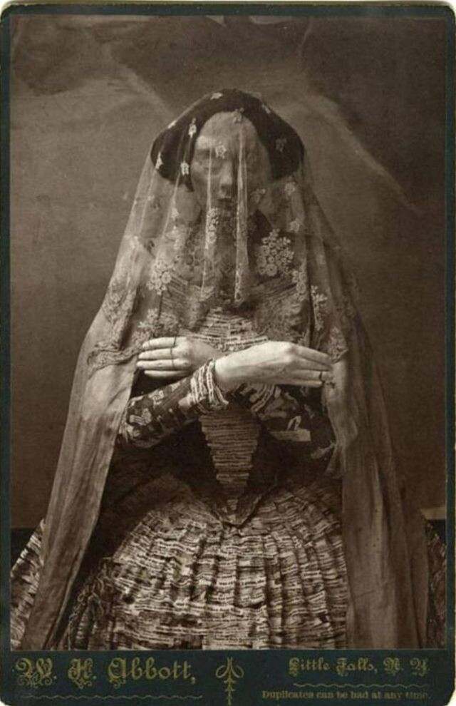 Некоторые говорят, что это труп известного ясновидящего. Однако это скульптура Кристины Эльфман, сделанная из гипса и папье-маше.