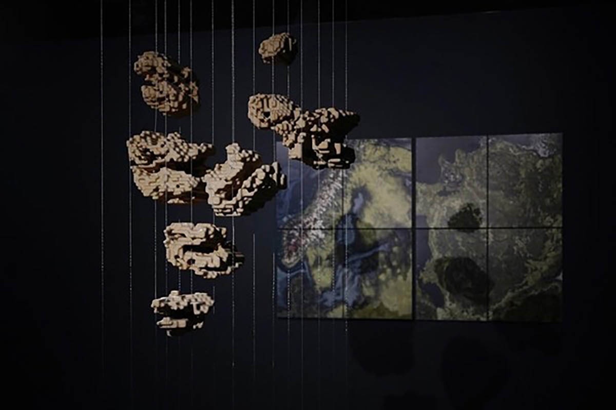    Художница взяла план исторической части на Малой Охте и нанесла его на поверхность с бактериями, микроорганизмы полностью изменили структуру улиц. / vk.com/Афиша. Калининград. Город Зовет