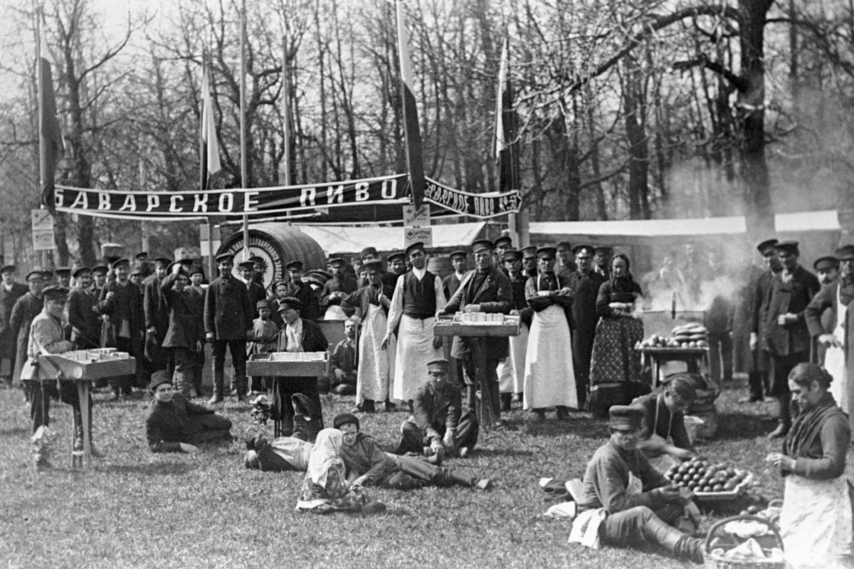    Продажа пива, яиц, булок на Марсовом поле в Санкт-Петербурге в Пасхальную неделю в 1895 году./РИА Новости