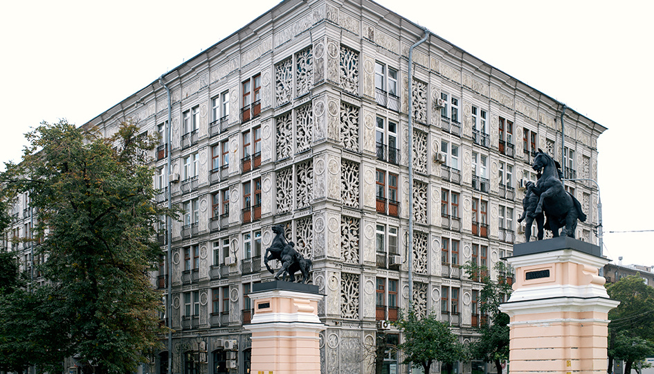 "Ажурный" дом на Ленинградском проспекте - "аристократ" типового строительства