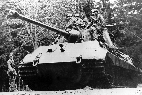 Немецкие парашютисты едут на броне танка Pz.Kpfw. VI Ausf. B «Тигр II» («Королевский тигр») во время наступления в Арденнах, 1944 год. Фото: DPA / Picture Alliance / Getty Images