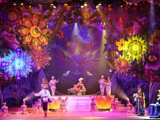    Князь Гвидон в Царстве цветов. Фрагмент мюзикла "Лукоморье" на сцене Ростовского музтеатра // фото: Марина Михайлова