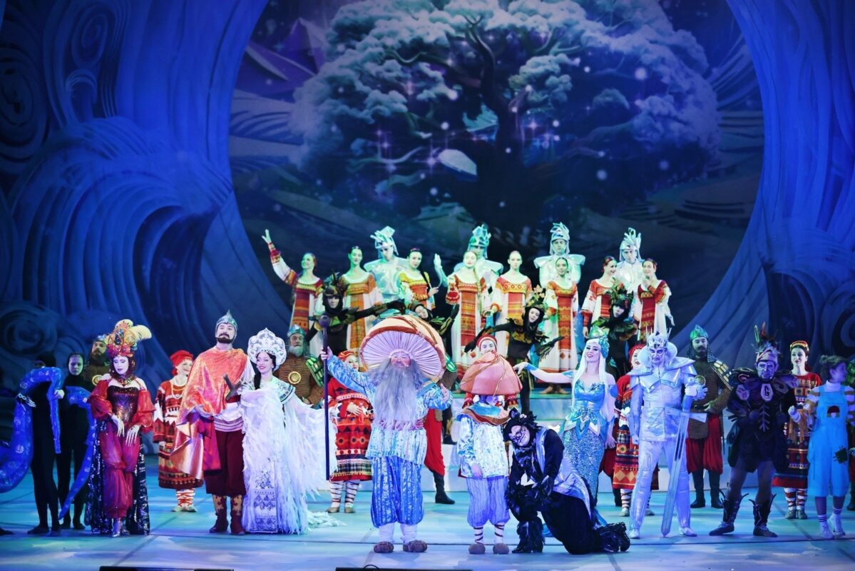    фрагмент мюзикла «Лукоморье» на сцене Ростовского музтеатра. Режиссер-постановщик — Анастасия Неговора // фото: Марина Михайлова