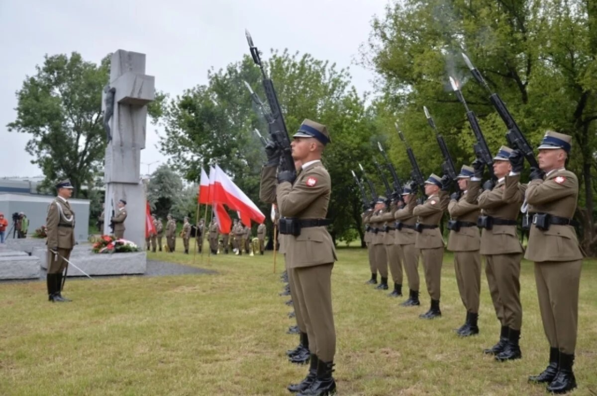    Почетный караул на памятных мероприятиях у памятника жертвам Волынской резни.