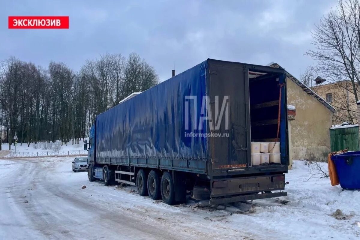    В Пушкинских Горах фура переехала руку грузчику