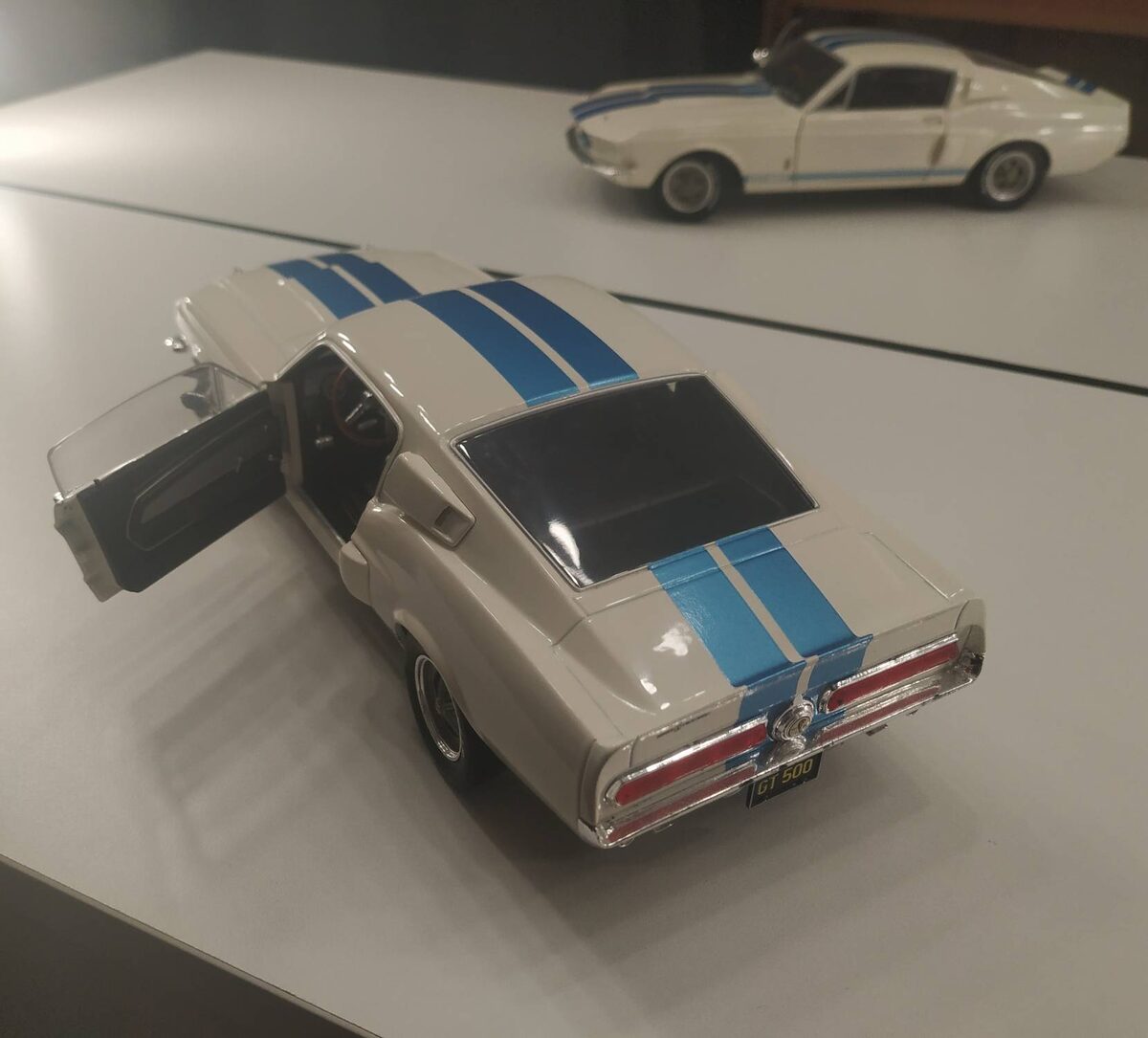 Единственный открывающийся элемент модели - это двери