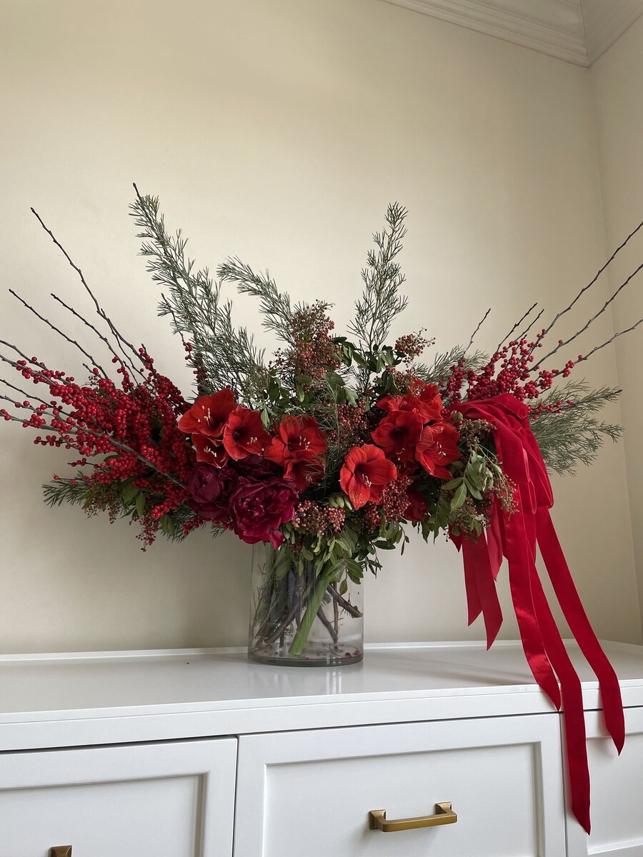 Композиция в вазе, украшенная бантами. Pinterest