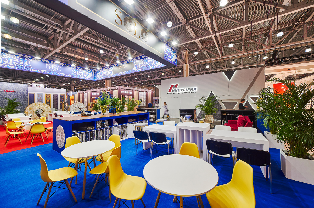 Обширные и удобные зоны для переговоров, вмещающие большое количество человек. Нестандартное решение в подборе цветов для мебели привлекло нашего Заказчика.