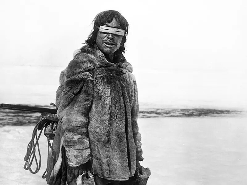 Инуиты и юпики осознали необходимость адаптации к окружающей среде, и так появились снежные очки.