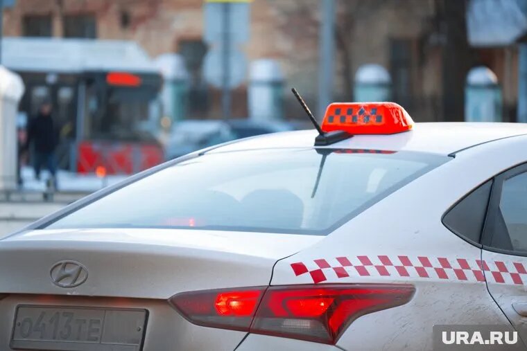 Водители-частники объясняют рост цен новогодними праздниками. Фото: Руслан Яроцкий © URA.RU