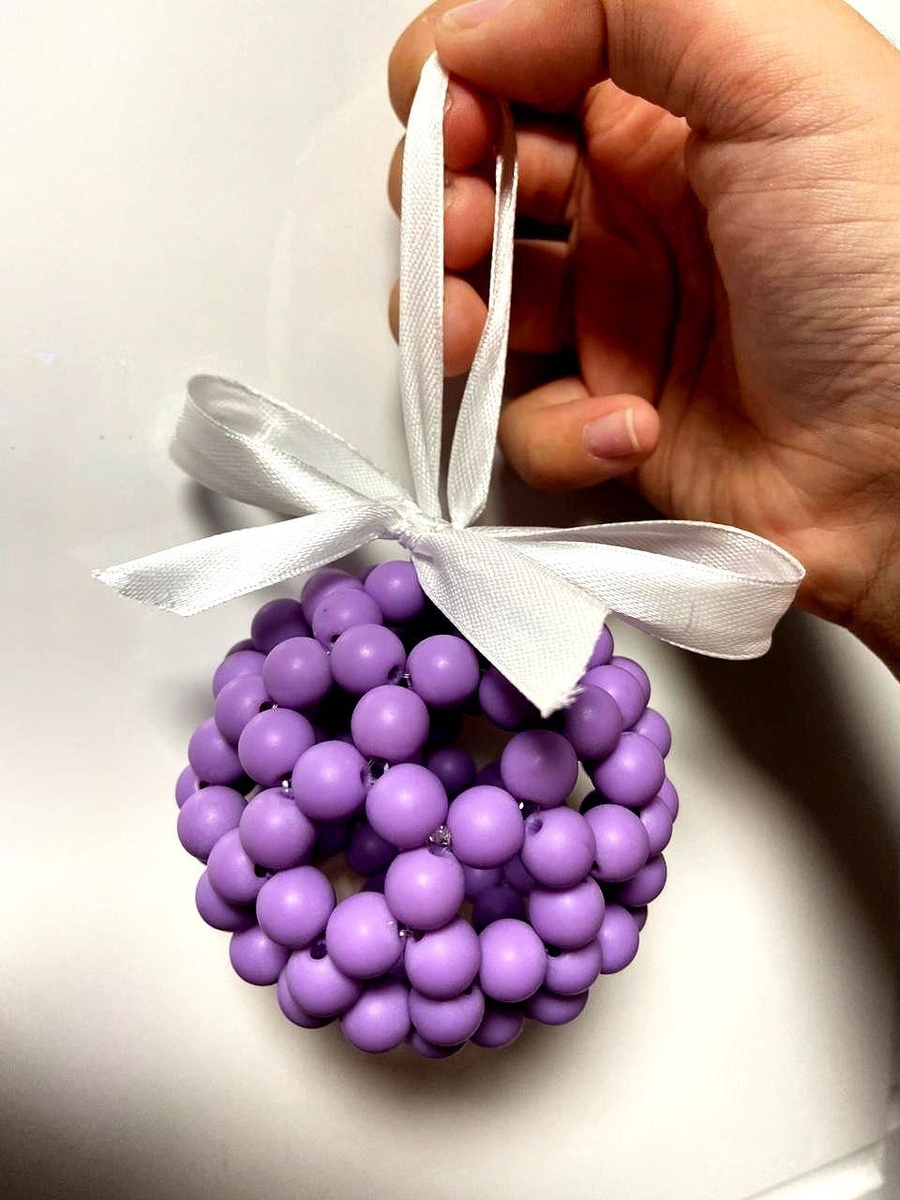 На фото елочный шар из матовых сиреневых бусин