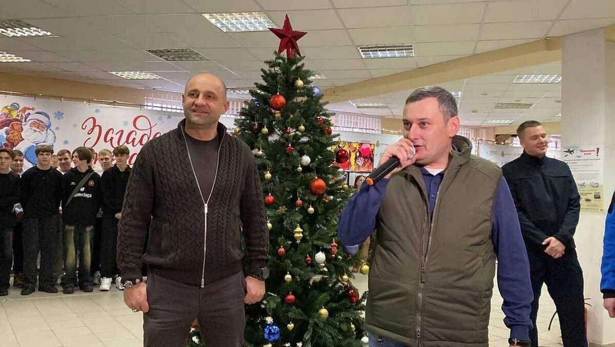    Герой ДНР Артем Жога и врио губернатора Курской области порадовали школьников из приграничья