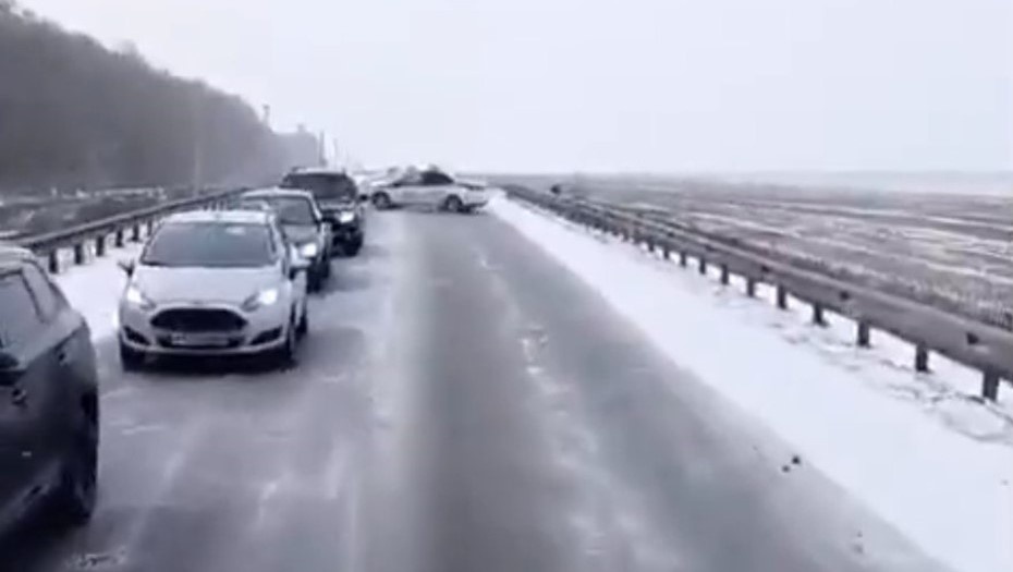    Автомобиль ГАИ занесло на скользкой дороге в Ленобласти. Автор фото: vk.com/grazhdanesb