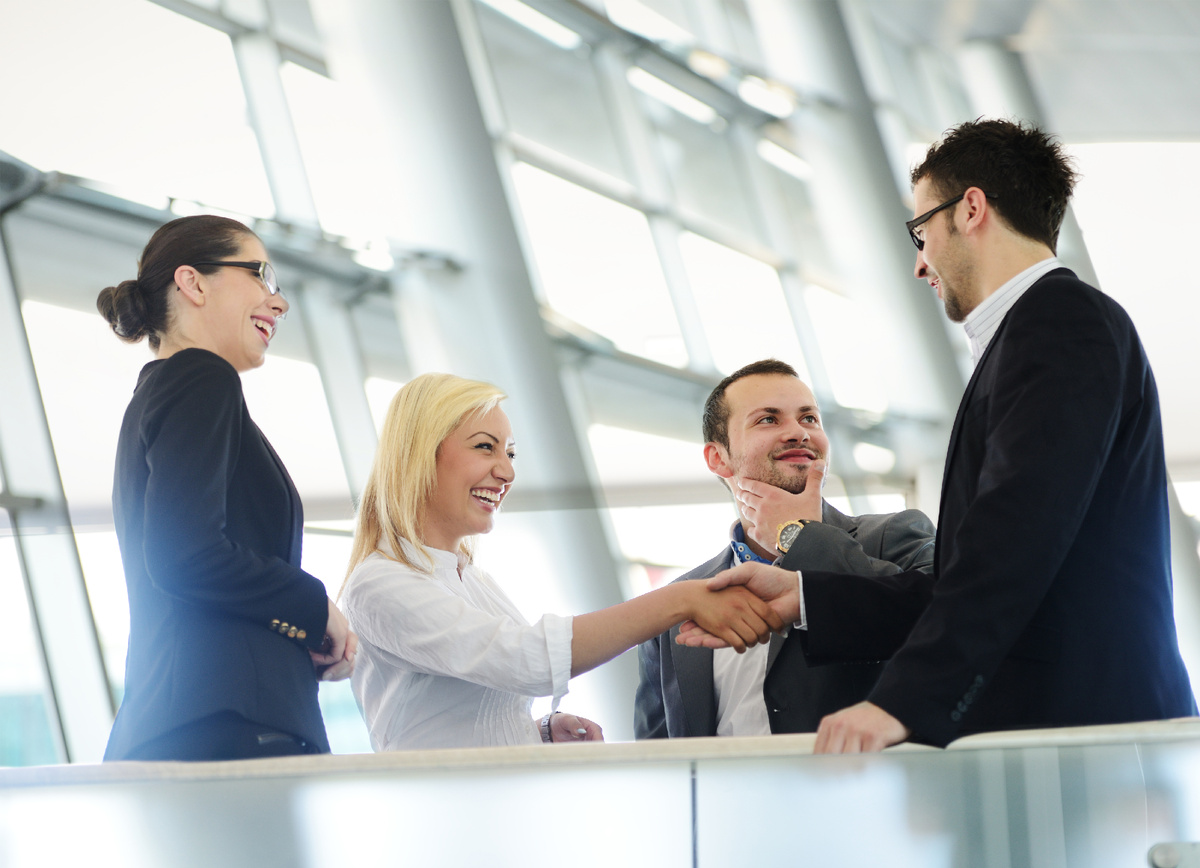 Источник фото https://ru.freepik.com/premium-photo/business-people-shaking-hands-after-meeting_1965186.htm