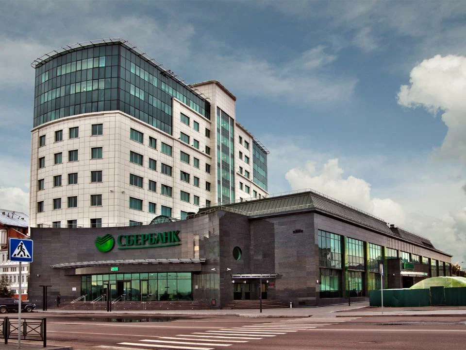 Сбербанк на углу Нижней Набережной и Декабрьских событий. Фото с сайта https://yandex.com/maps/org/sberbank/1106221682/