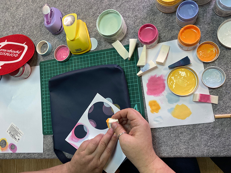 Декор кожаной сумки акриловыми красками