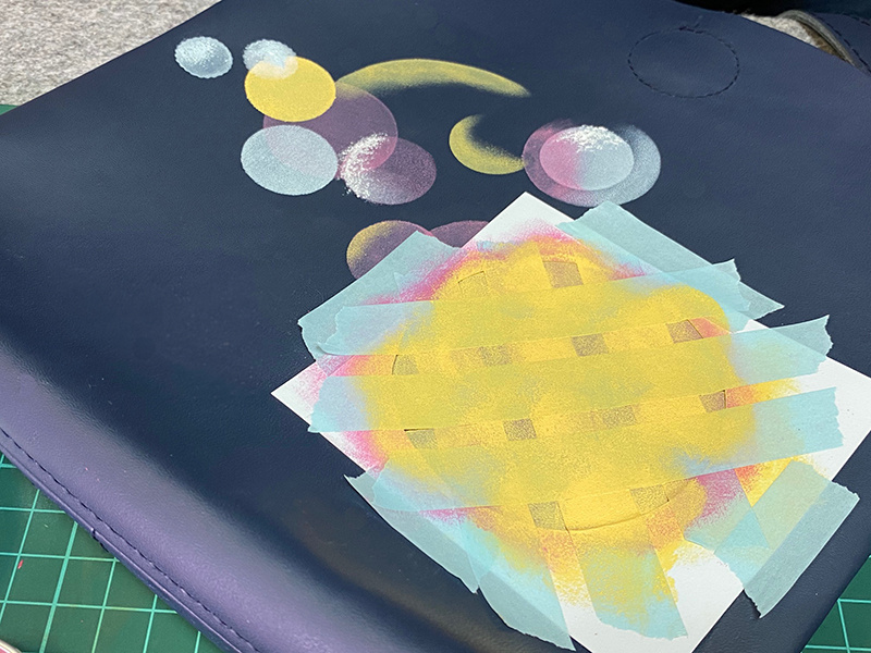 Декор кожаной сумки акриловыми красками