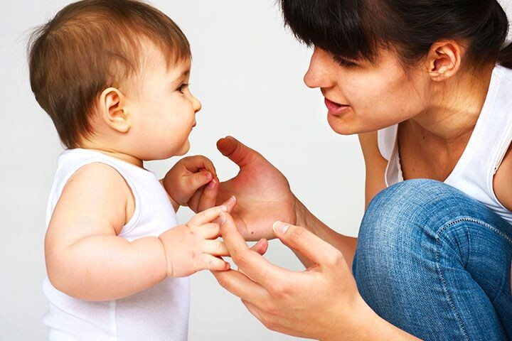 Разговаривайте с ребёнком много.