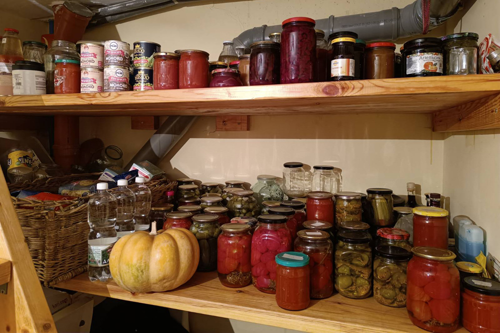    «В подвале храним закатки: что-то делаем сами, что-то передают бабушки». Фото: АиФ