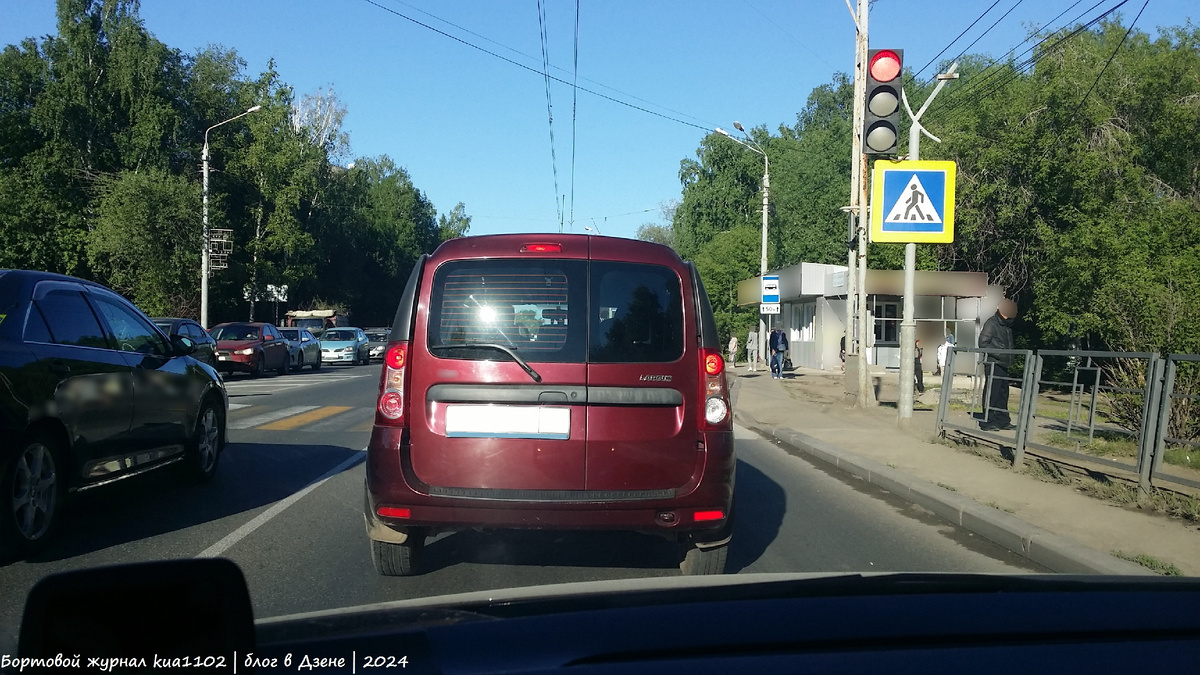 Проезд на запрещающий сигнал светофора - это достаточно серьезное правонарушение, которое может привести к самым печальным последствиям. Автор фотографии kua1102