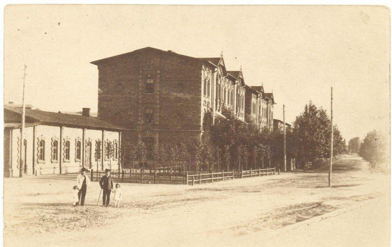 Одноэтажное здание слева - это заводской театр-кинематограф "Эра", первый кинематограф в Краматорске. Фото начала ХХ века. 