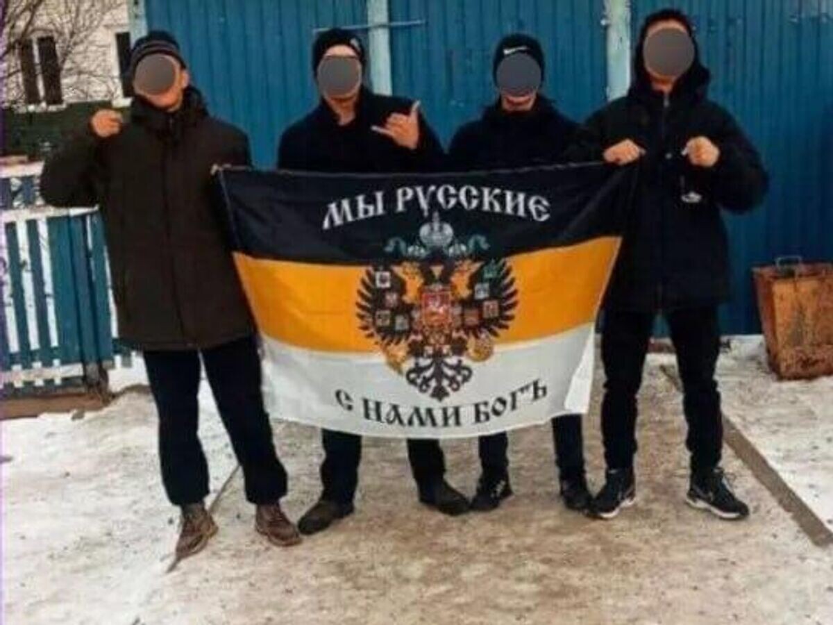    Молодые люди с флагом Российской Империи© Фото : соцсети