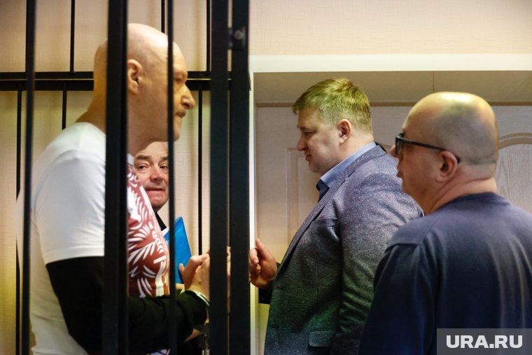 Олег Урюпин (ближний слева) и Олег Дубов (за ним) общаются с адвокатами. Фото: Екатерина Сычкова © URA.RU