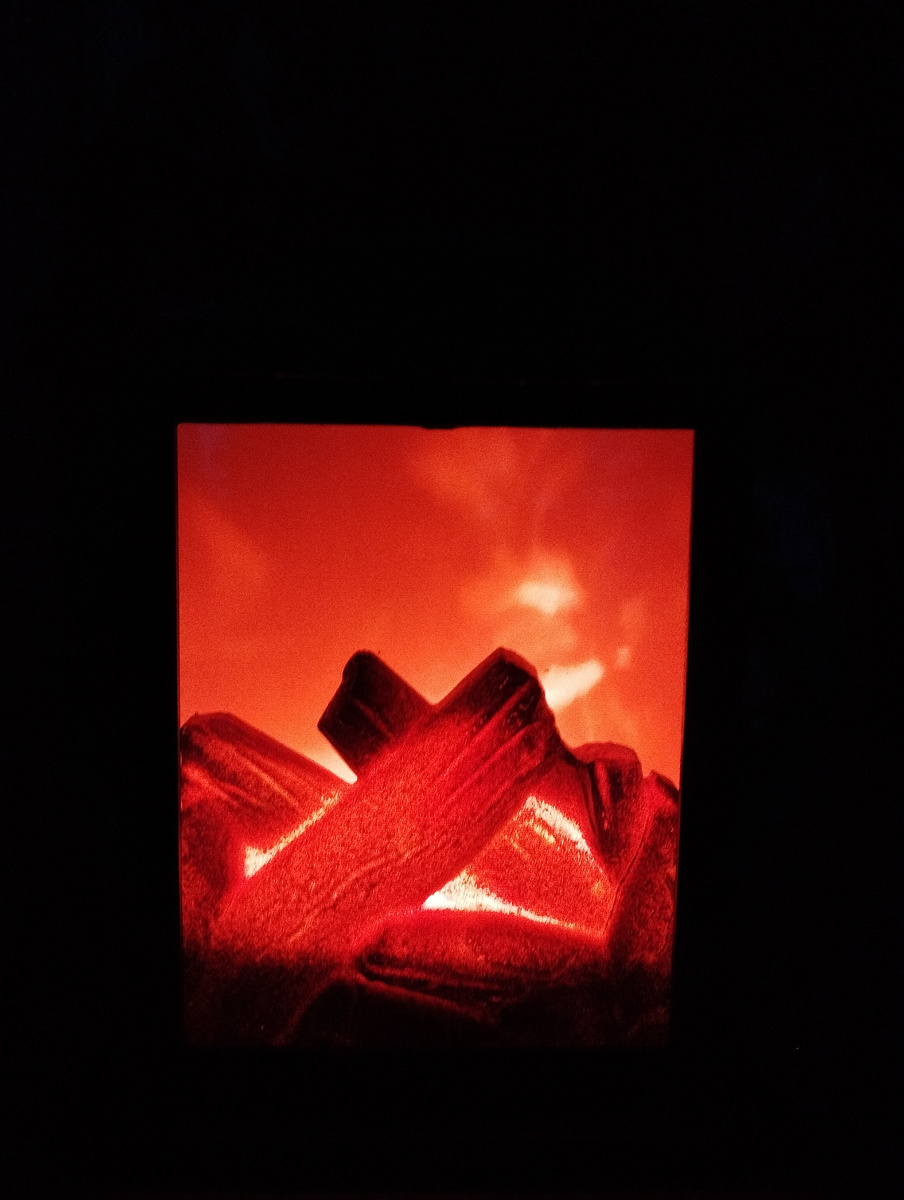 Внутри горит огнём, как в камине из настольного фонарика 