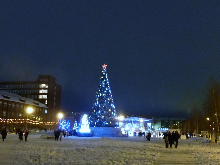 елка на Комсомольской площади в г.Ухта