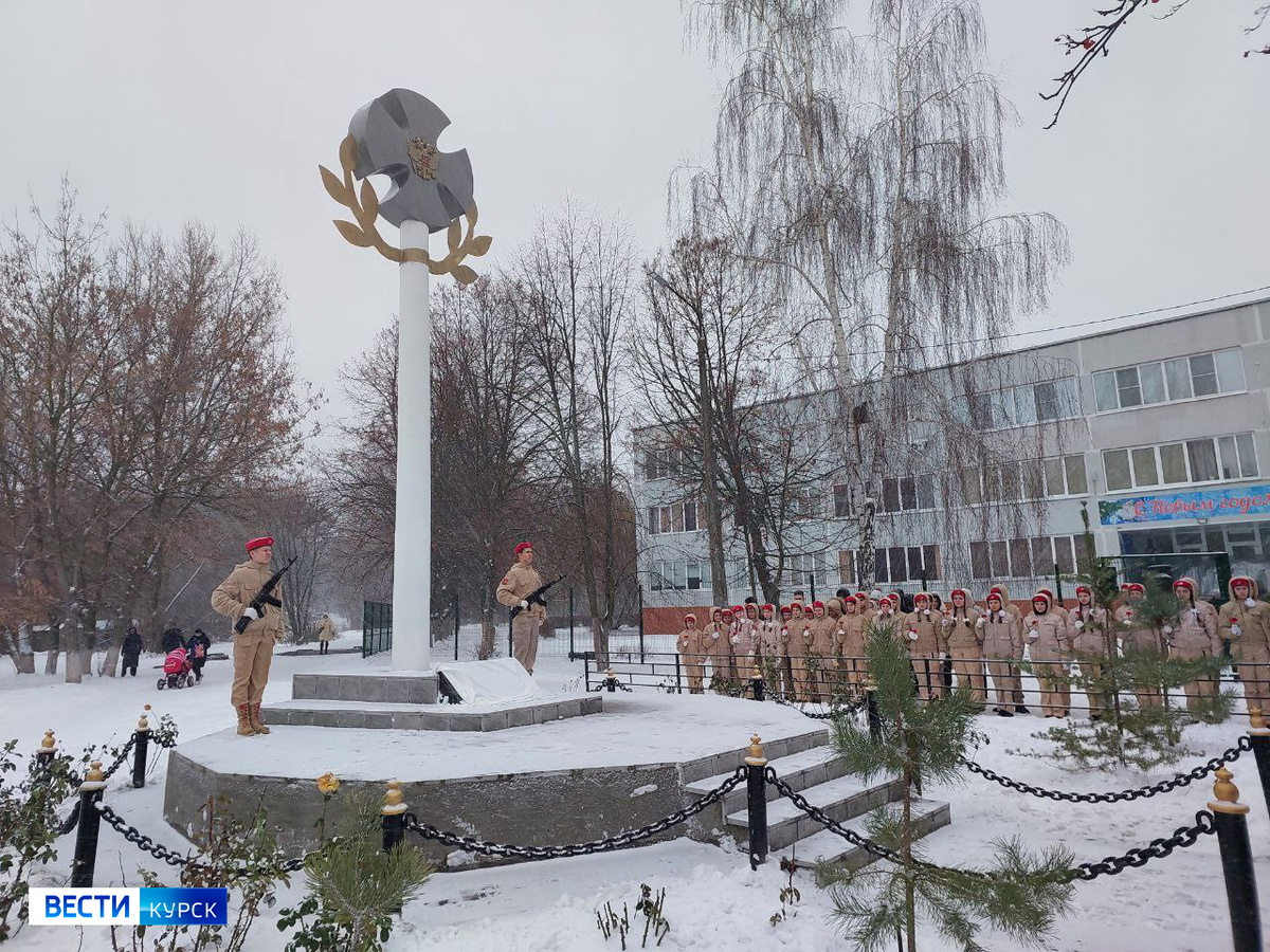    В школе 55 Курска после реставрации открыли памятный знак погибшим при выполнении воинского долга