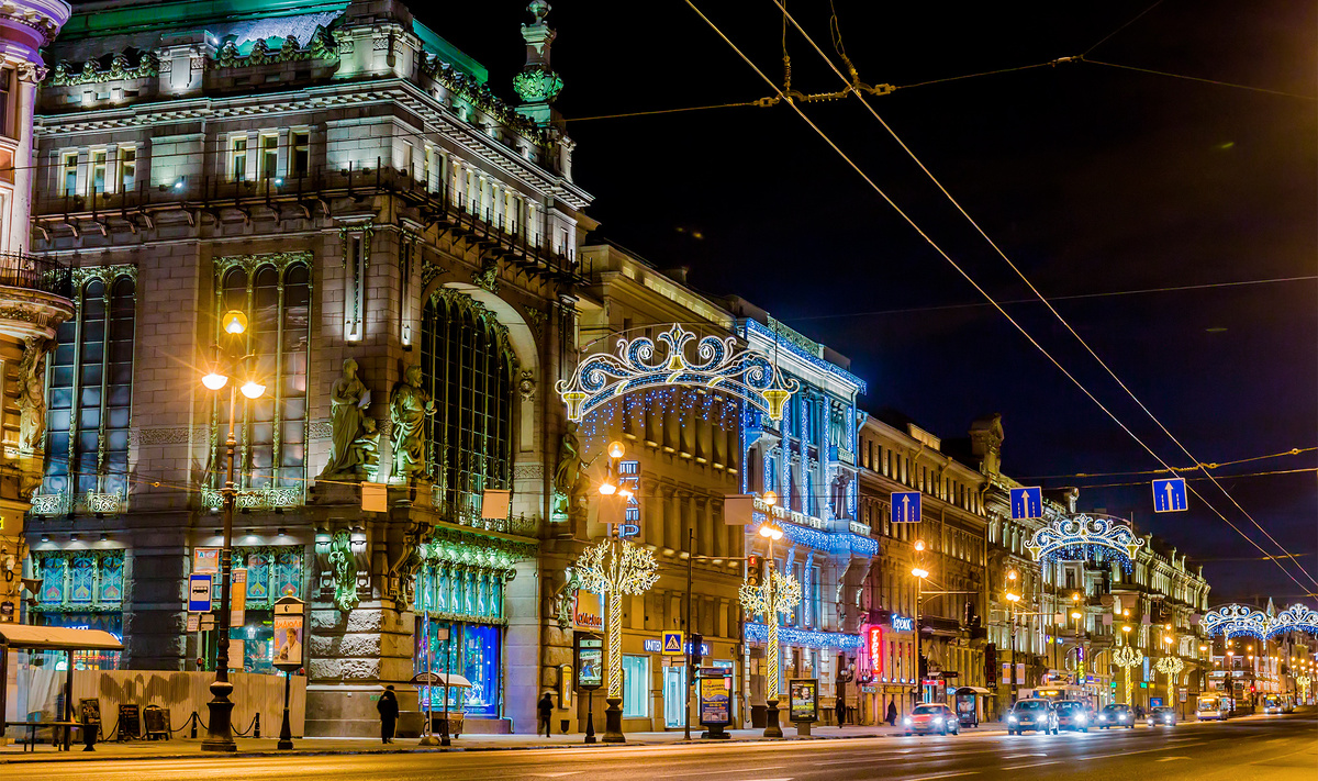 Невский проспект — ещё один вариант, где можно погулять в новогоднюю ночь.Фото: Gala_Kan / Shutterstock.com