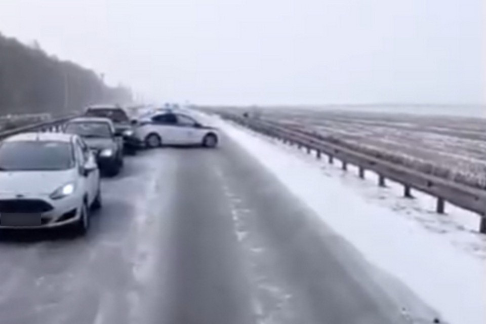    Патрульную машину ГАИ из-за гололеда унесло во внедорожник. Фото: vk.com/grazhdanesb